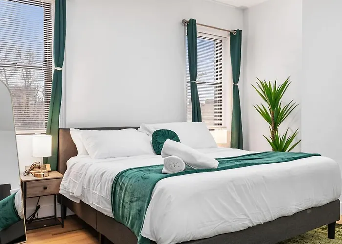 Spacious 3 Bedroom W/ Office! + Parking Apartment *