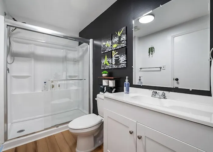 Spacious 3 Bedroom W/ Office! + Parking Apartment Pittsburgh