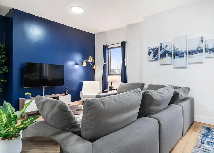 Apartment Spacious 3 Bedroom W/ Office! + Parking *