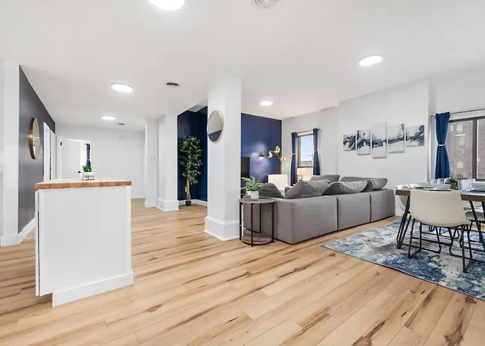 Apartment Spacious 3 Bedroom W/ Office! + Parking *