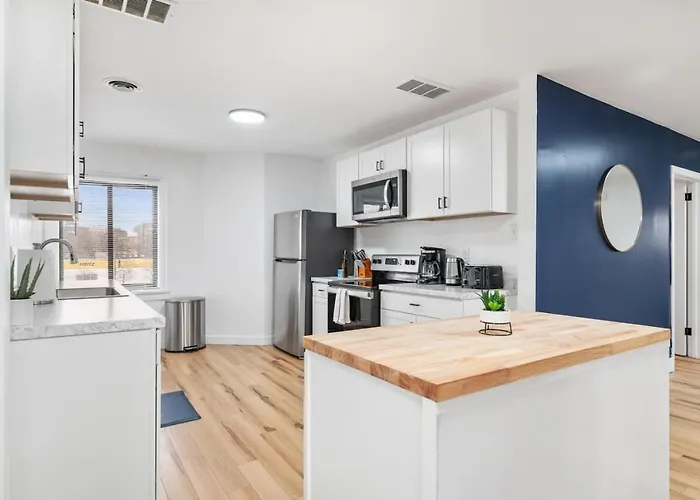 Apartment Spacious 3 Bedroom W/ Office! + Parking *