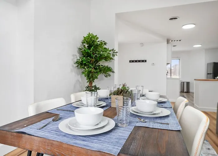Spacious 3 Bedroom W/ Office! + Parking Apartment *
