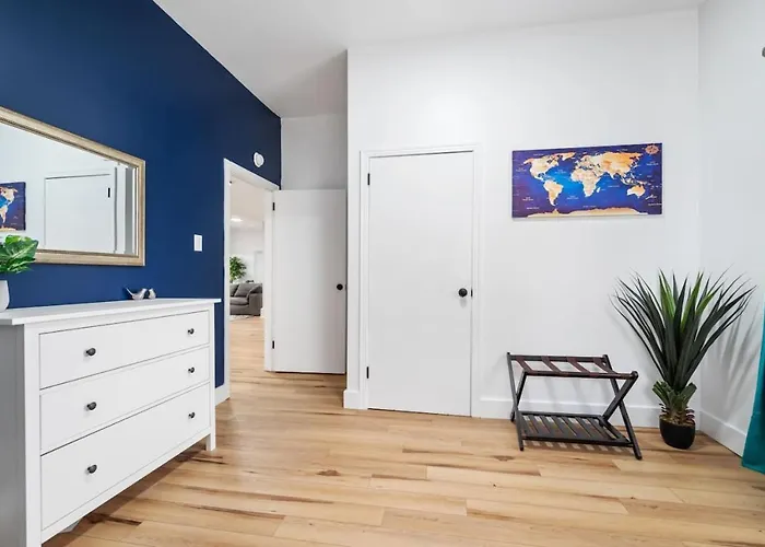 Apartment Spacious 3 Bedroom W/ Office! + Parking *