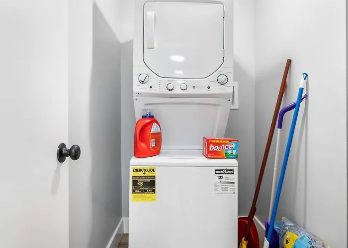 Apartment Spacious 3 Bedroom W/ Office! + Parking