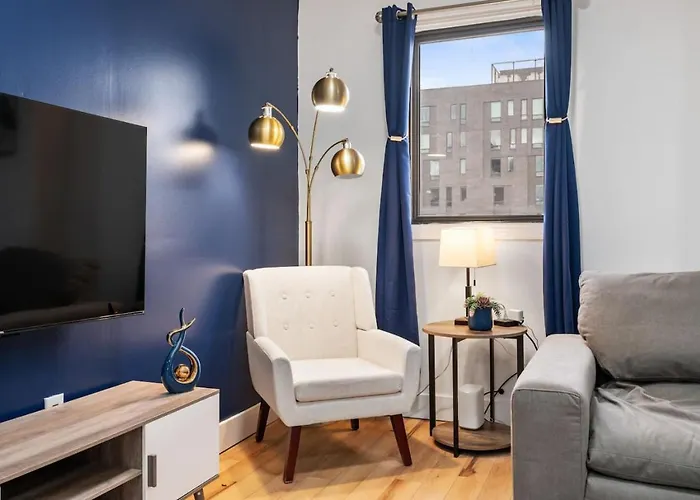 Apartment Spacious 3 Bedroom W/ Office! + Parking *