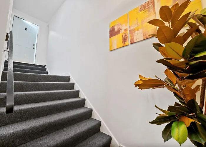 Spacious 3 Bedroom W/ Office! + Parking Apartment *